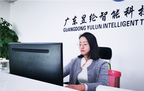 فني في الموقع إصلاح آلة مرتبة